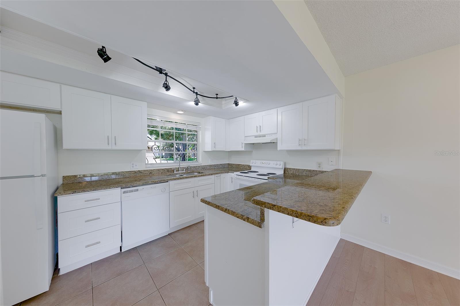 EAST BAY COUNTRY CLUB CONDO APTS - Residential