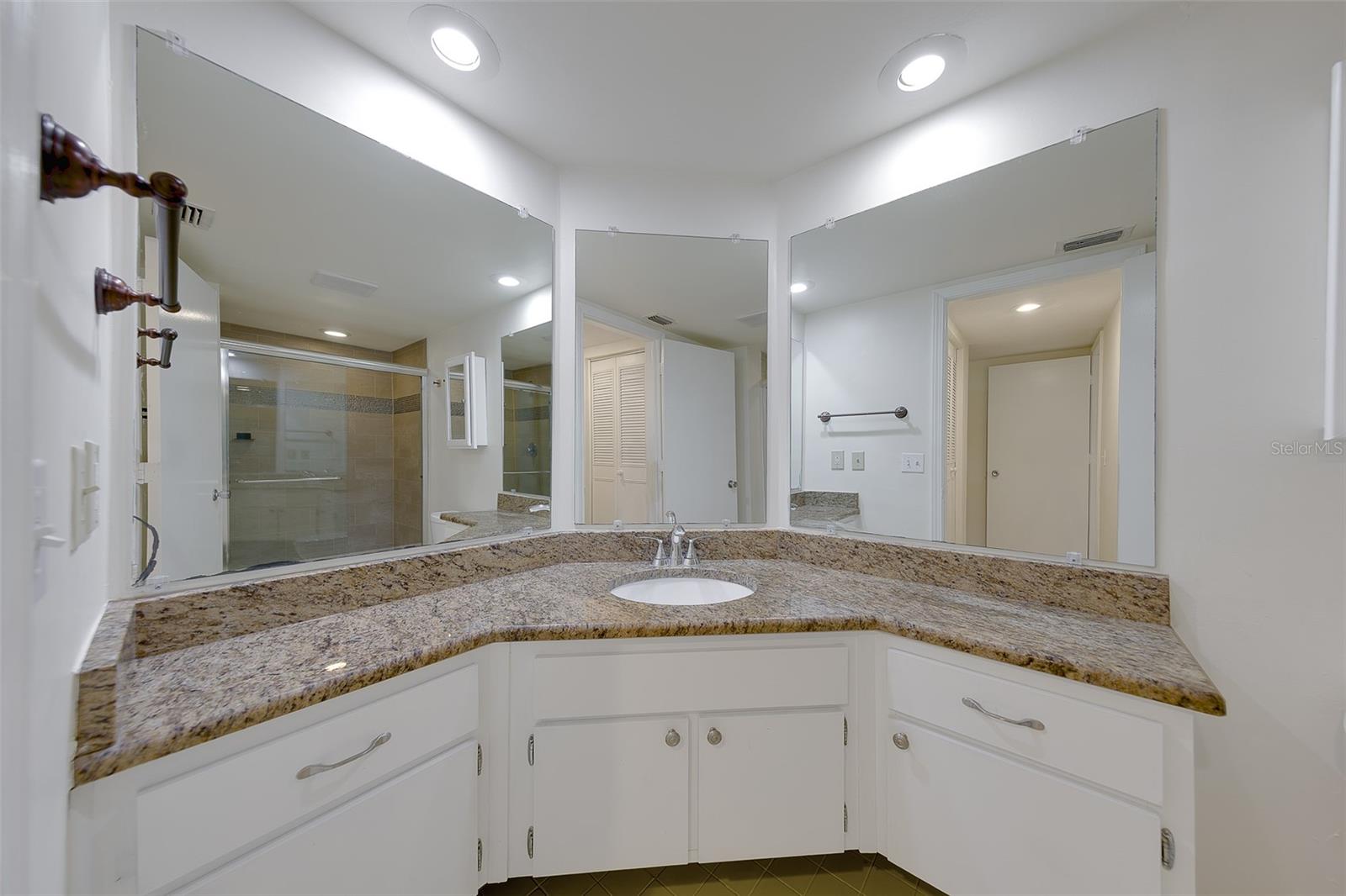 EAST BAY COUNTRY CLUB CONDO APTS - Residential