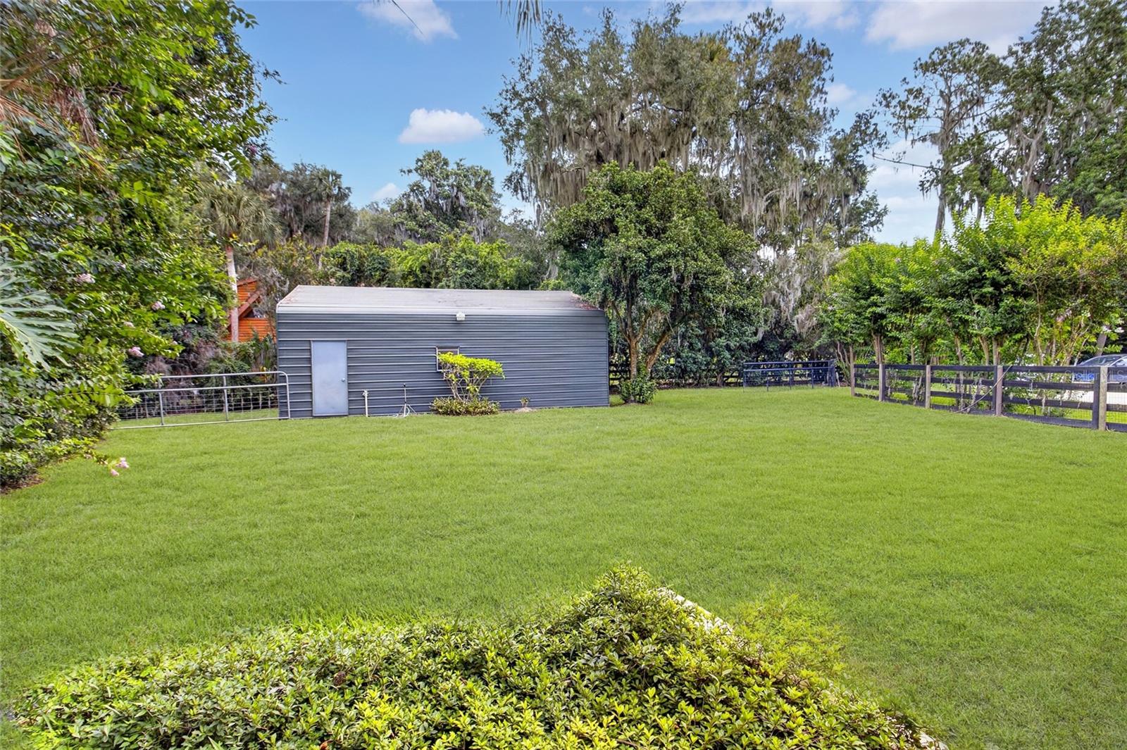 LAKE LOCHLOOSE SHORES - Residential