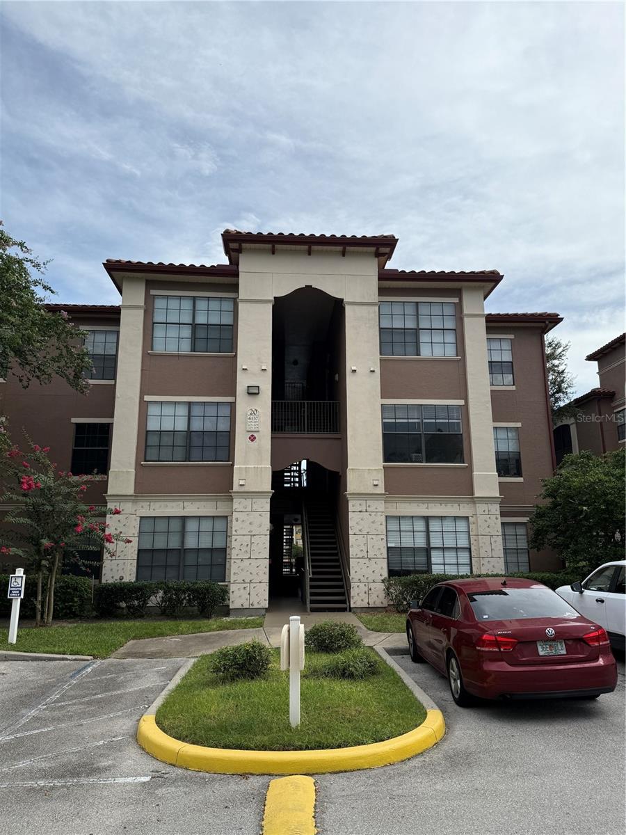 Beautiful and cozy 1/1 unit located in gated Community Serenata at Metrowest.  

This beautiful ground-floor condo is conveniently located near the lake and walkway.   Washer and dryer in unit.   Gated community at Serenata at Metrowest, 5 min walking distance to Walmart, Aldi, schools, pharmacies and more.  Ready to move in!