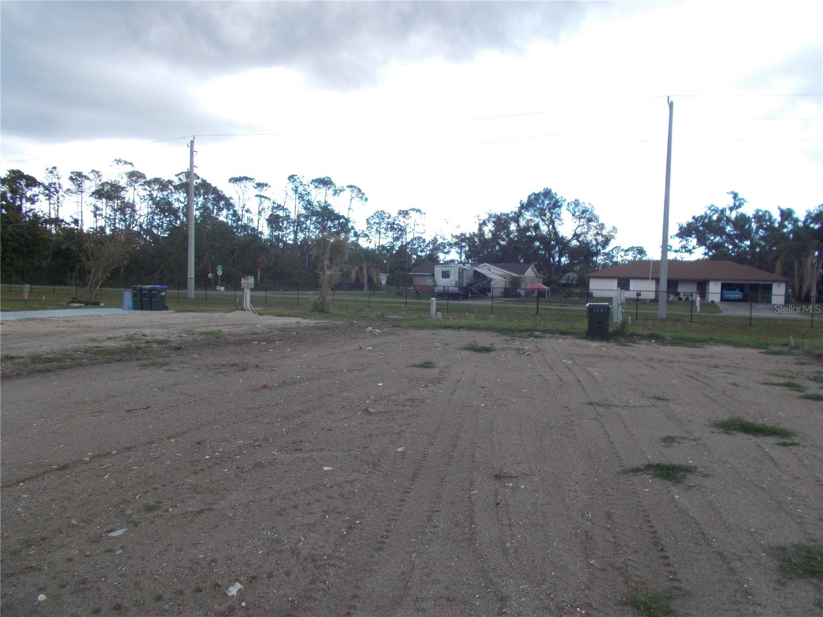 HOLIDAY PARK - Land