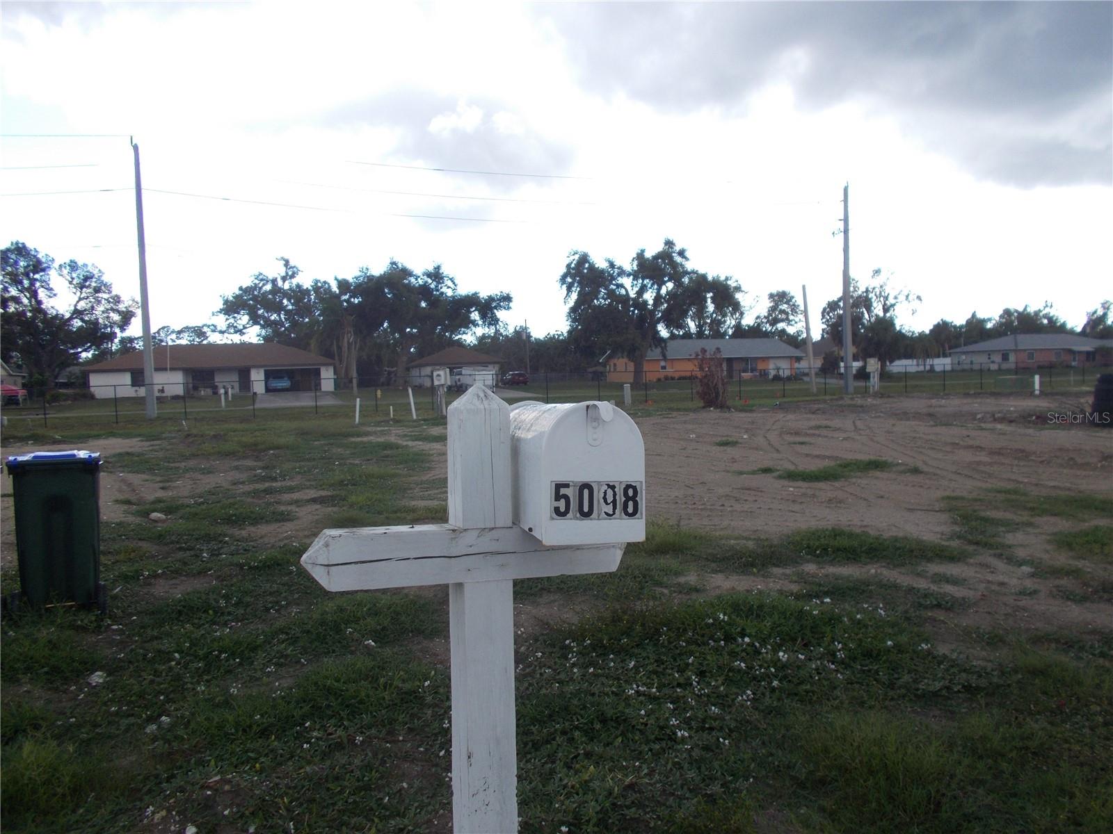 HOLIDAY PARK - Land
