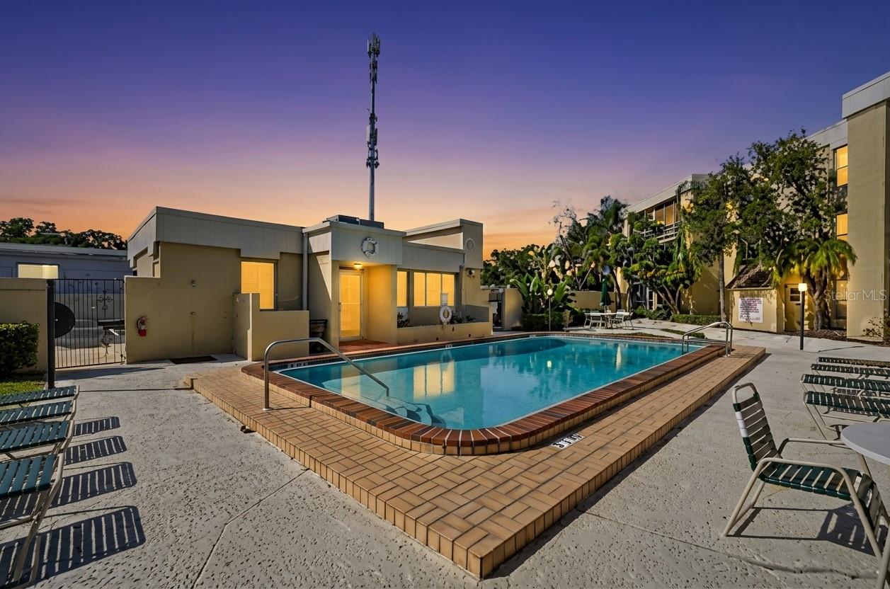 THE CONDOMIN F SUNSET PARK - Residential