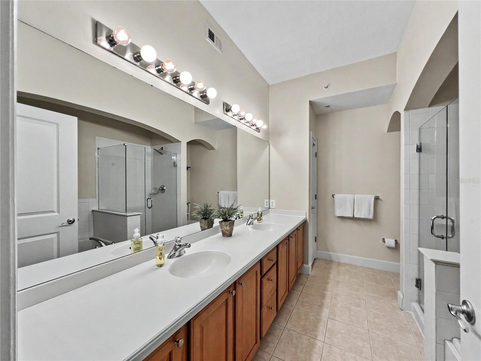 ARTISAN CLUB CONDO PH 3 - Residential