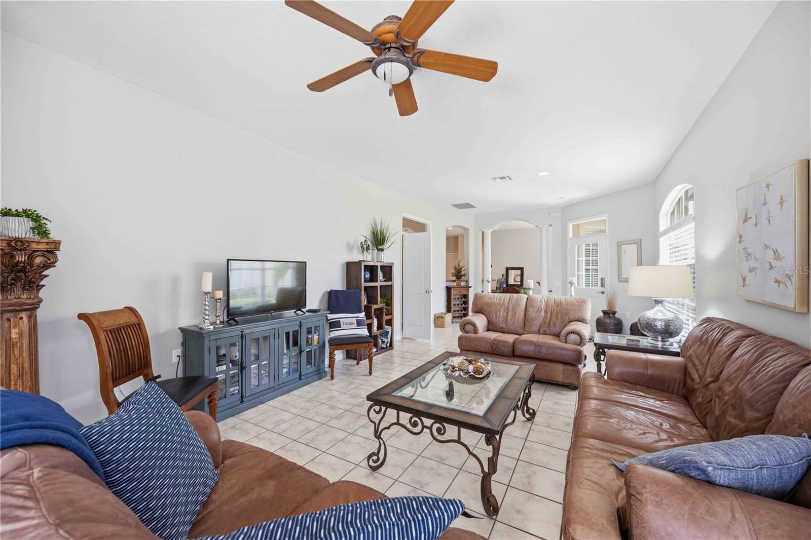 PELICAN POINTE GOLF & COUNTRY CLUB - Residential