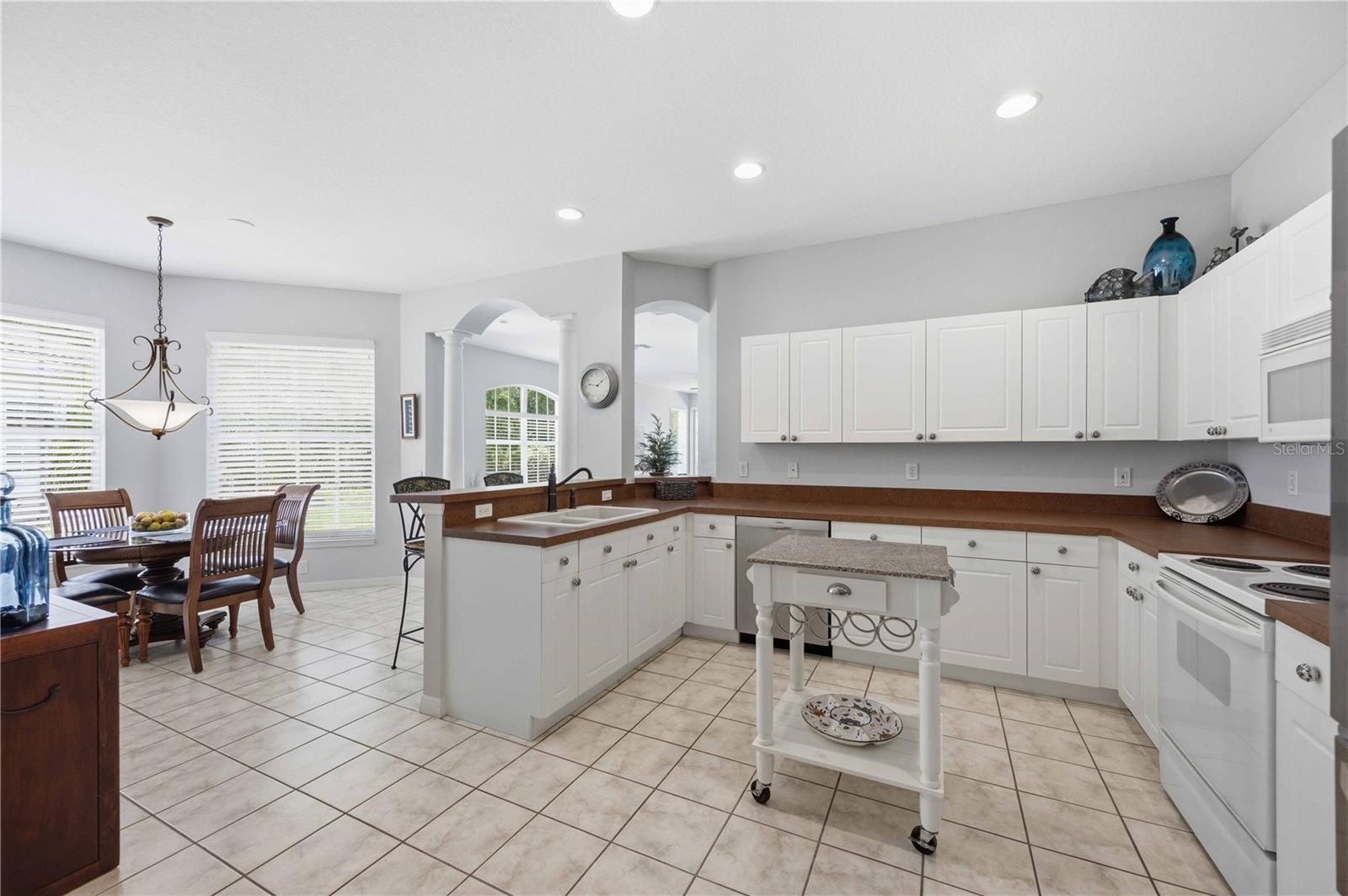 PELICAN POINTE GOLF & COUNTRY CLUB - Residential
