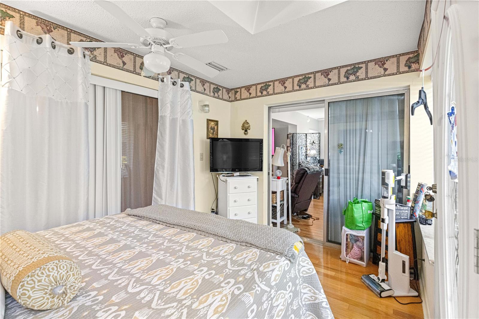 CIRCLE SQUARE WOODS - Residential