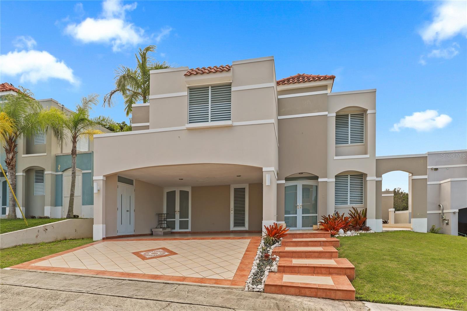 Excellent opportunity in River Edge Hills, Luquillo: a beautiful two-level property featuring 4 bedrooms, including a walk-in closet in the master bedroom, and 3.5 bathrooms. It offers spacious and functional areas such as a living room, family room, dining room, and kitchen. Located in a gated community with controlled access for added security, the home includes a double carport, a terrace ideal for entertaining, and a spectacular swimming pool. The sale includes 3 air conditioning units, 2 ceiling fans, a tankless water heater, and light fixtures—combining comfort and style in every detail. Available starting in April, with an HOA fee of only $55, in a prime area of Luquillo near beaches and amenities. Don’t miss this opportunity—call and schedule your appointment today. A pre-qualification letter and/or proof of funds is required to arrange a showing.