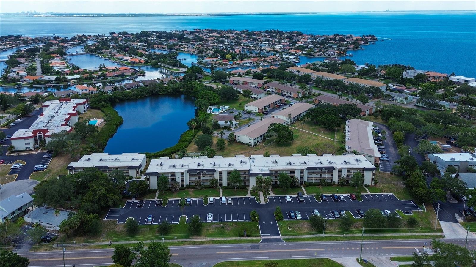 LAKE OVERLOOK APTS - Residential