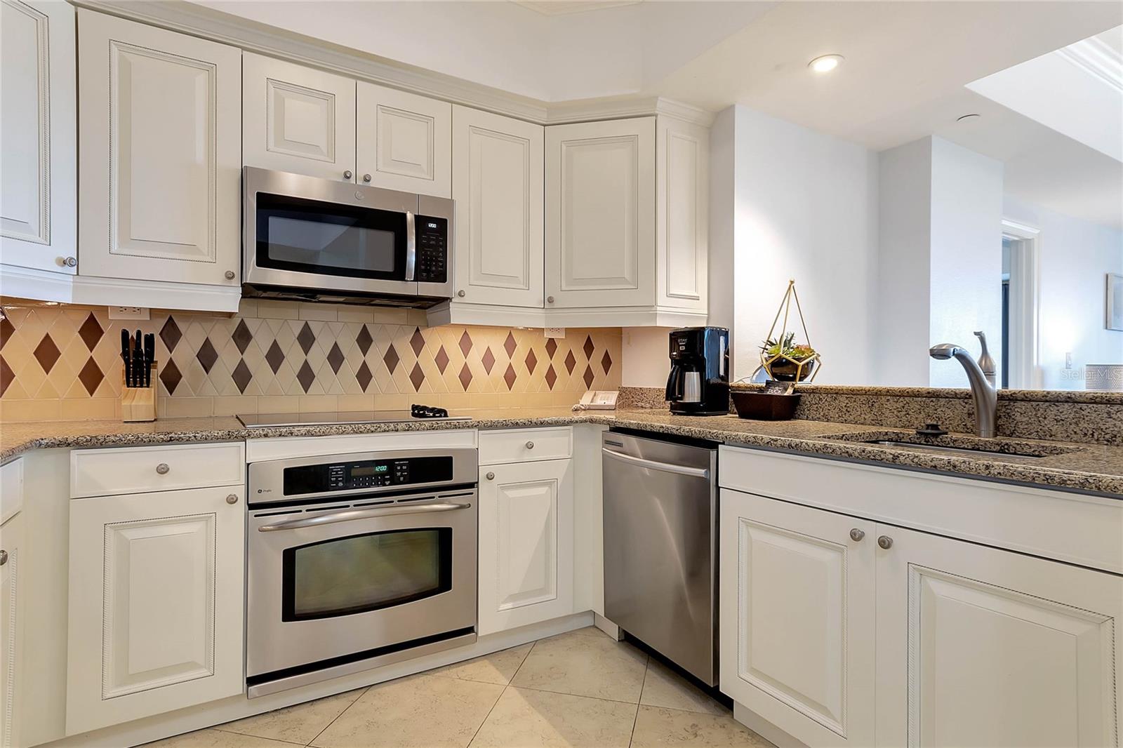 REUNION GRANDE CONDO - Residential