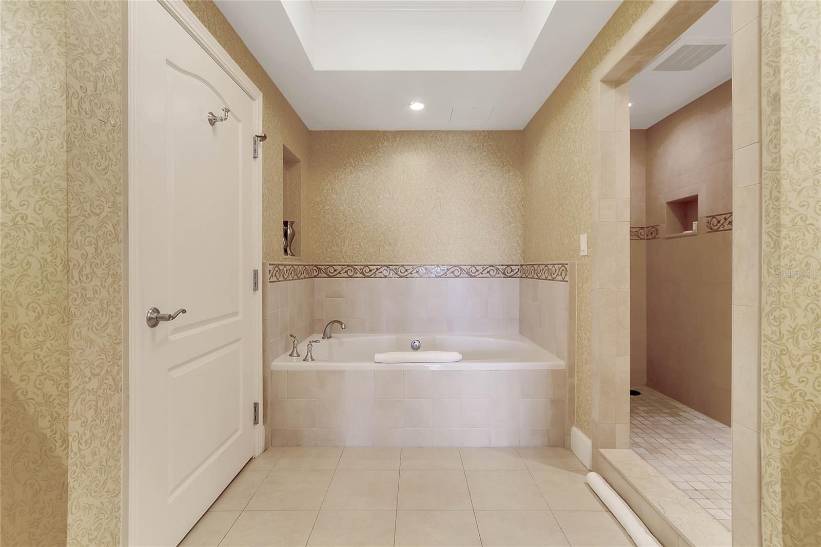 REUNION GRANDE CONDO - Residential