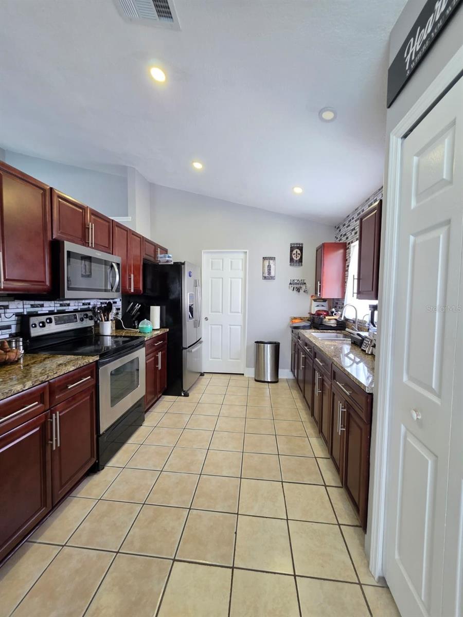 COUNTRY CROSSING UNIT 01 - Residential Lease