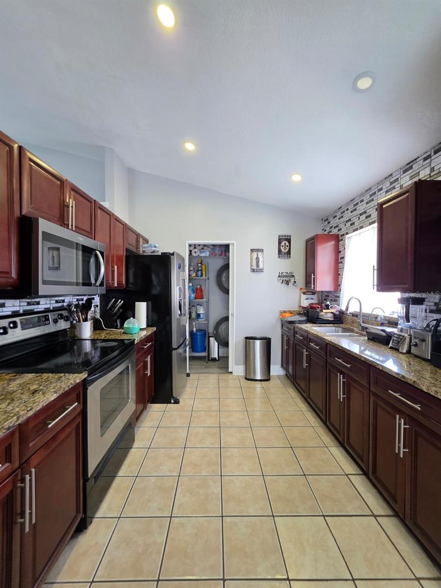 COUNTRY CROSSING UNIT 01 - Residential Lease