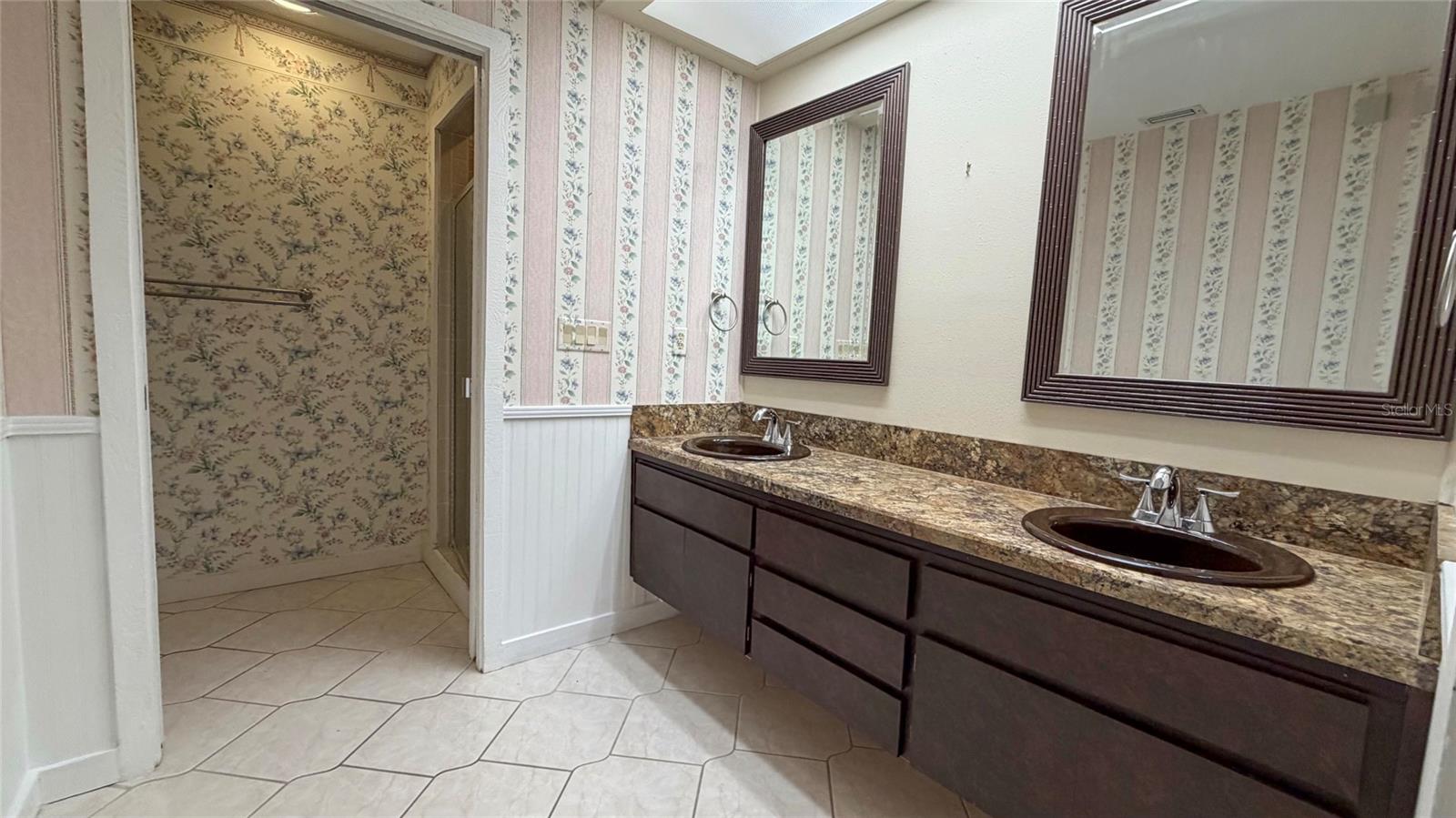 HIDDEN LAKE ESTATES - Residential Lease