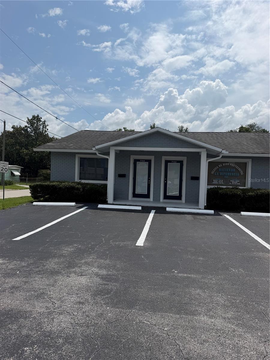 CONGRESS PARK - Commercial Lease