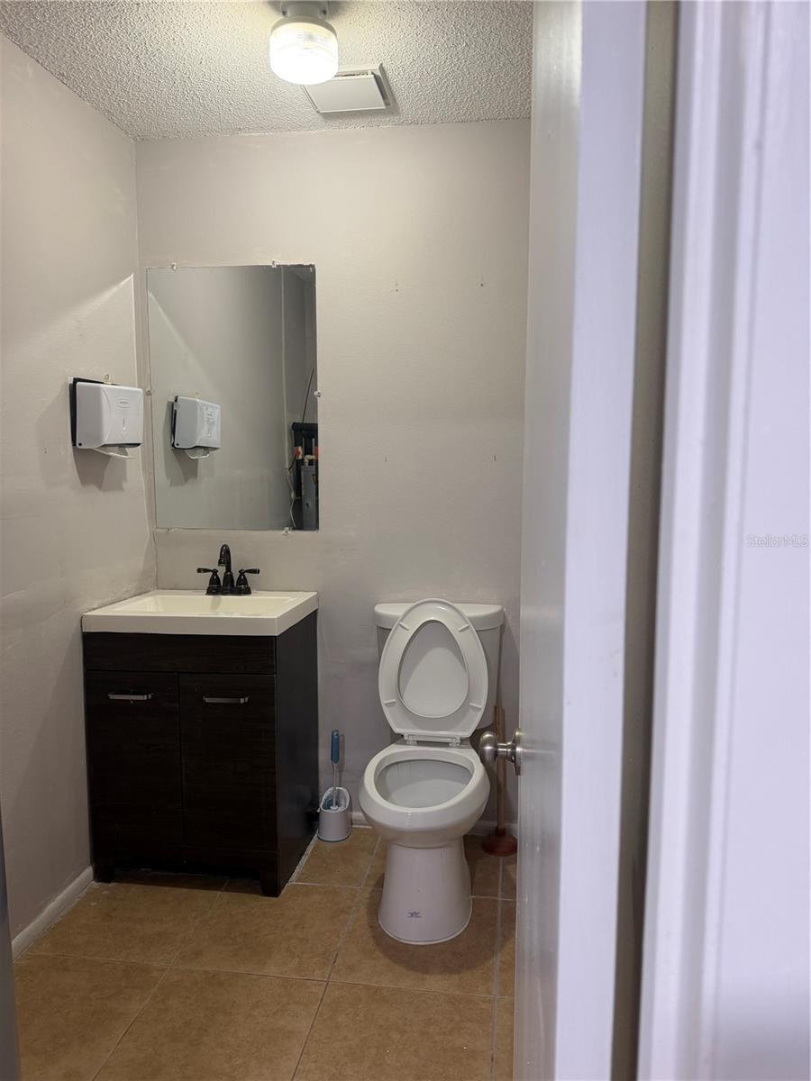 CONGRESS PARK - Commercial Lease