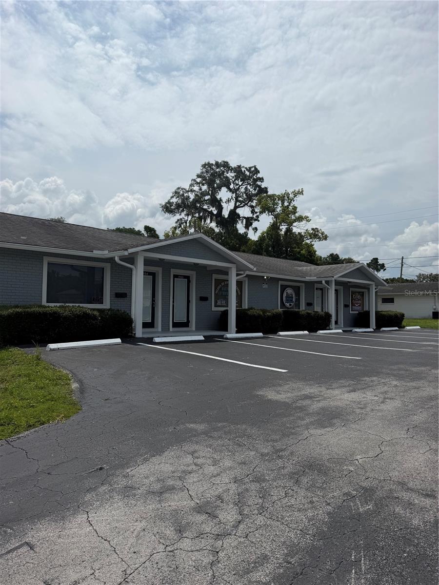 CONGRESS PARK - Commercial Lease