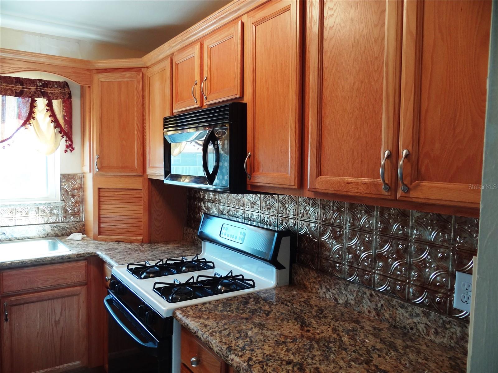 PARADISE SHORES - Residential Lease