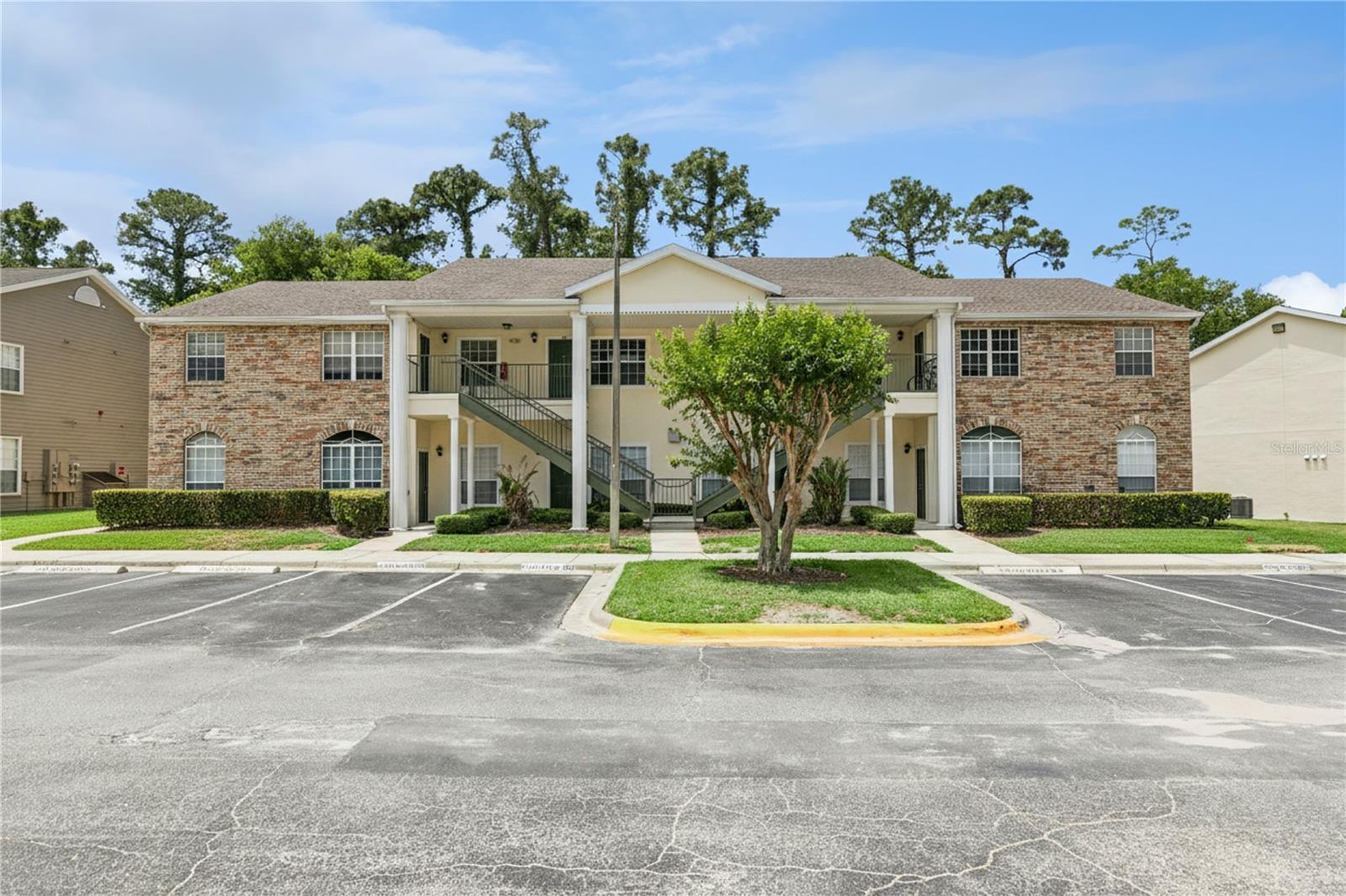 Beautiful 2 bed, 2 bath second-floor condo in a prime location near UCF, major highways, and downtown Orlando. This turnkey unit features vaulted ceilings, tile flooring throughout, and a bright open floor plan. The updated kitchen offers bright cabinetry and modern appliances. Spacious living and dining areas include ceiling fans for added comfort.
The primary suite features a large walk-in closet and ensuite bath with tub/shower combo. Enjoy peaceful wooded views from the screened-in balcony. Additional highlights include an in-unit laundry area and ample storage.
Conveniently located near Waterford Lakes and Oviedo shopping, dining, and entertainment. Great opportunity—schedule your showing today!