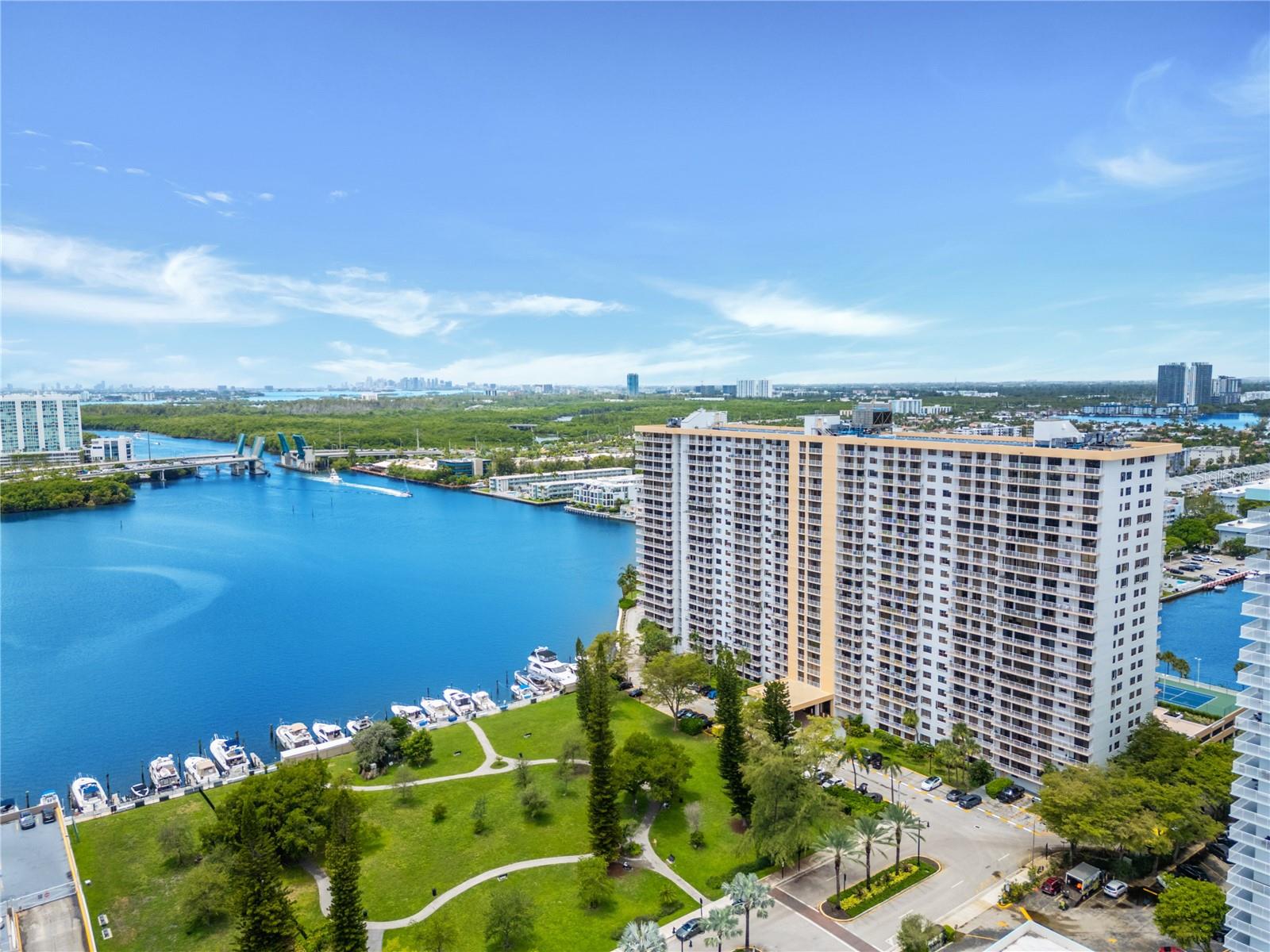 WINSTON TOWERS 700 CONDO - Residential