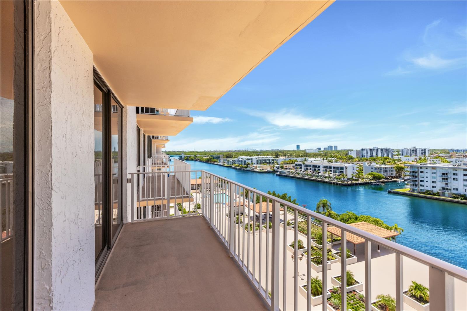WINSTON TOWERS 700 CONDO - Residential