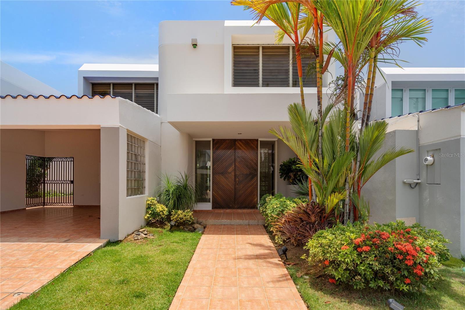 Completely remodeled townhouse, it features 4 bedrooms, 2.5 bathrooms, spacious living, dining, and family room areas, a modern and complete equipped kitchen, a spacious terrace, pool connected to the house water system. The master bedroom has a walking closet plus separate closet; it has a split bathroom layout featuring a double vanity, with a separate door for the toilet and tub.  The property features an array of premium amenities such as:  a secure gated-guard community with a recreational park, a tennis court, pickleball courts, basketball courts, and playground. Located in one of the most accesible communities in Guaynabo.