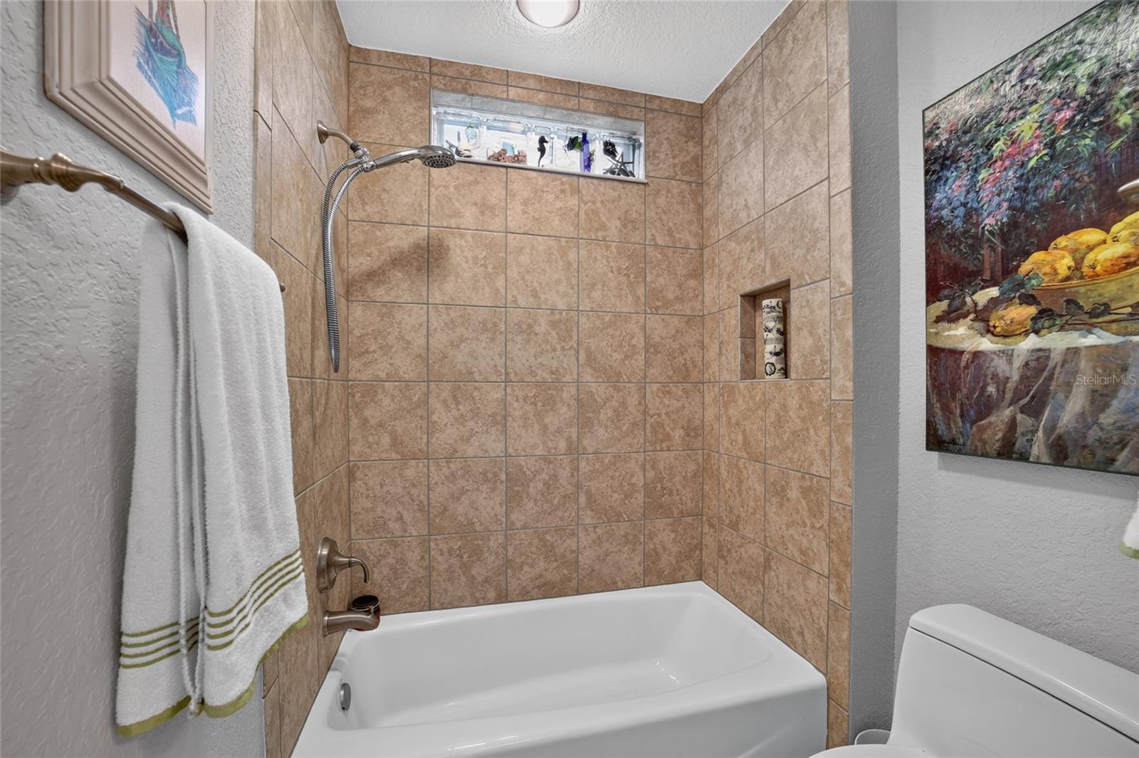 LAKESIDE LANDINGS - THE ENCLAVE - Residential