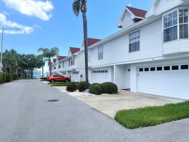 VISTA COVE TWNHMS - Residential
