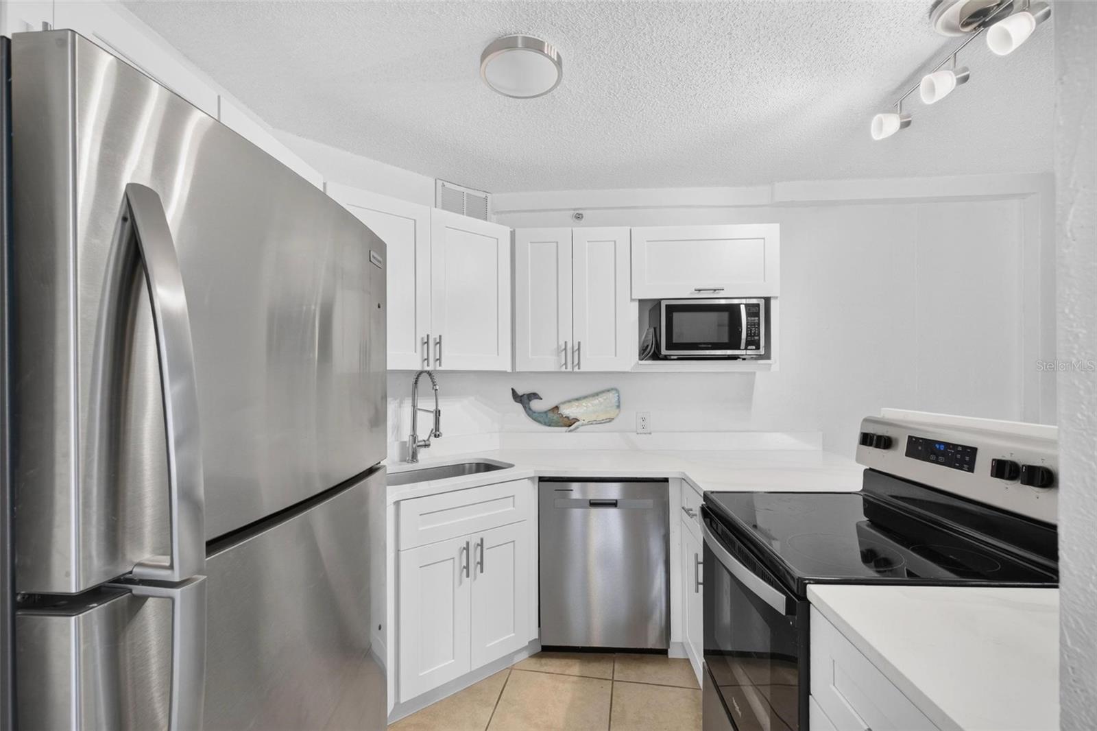 WAVE THE CONDO - Residential