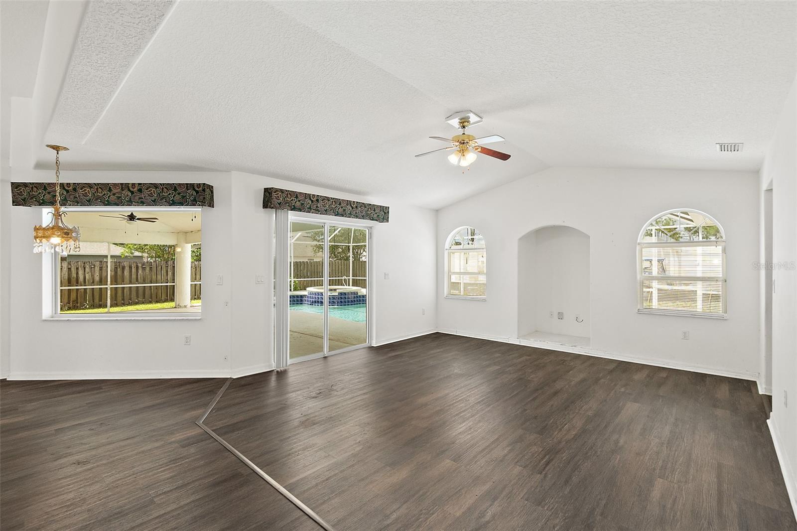 ROYAL PALMS - Residential