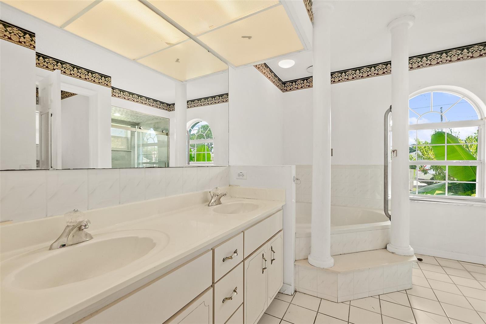ROYAL PALMS - Residential