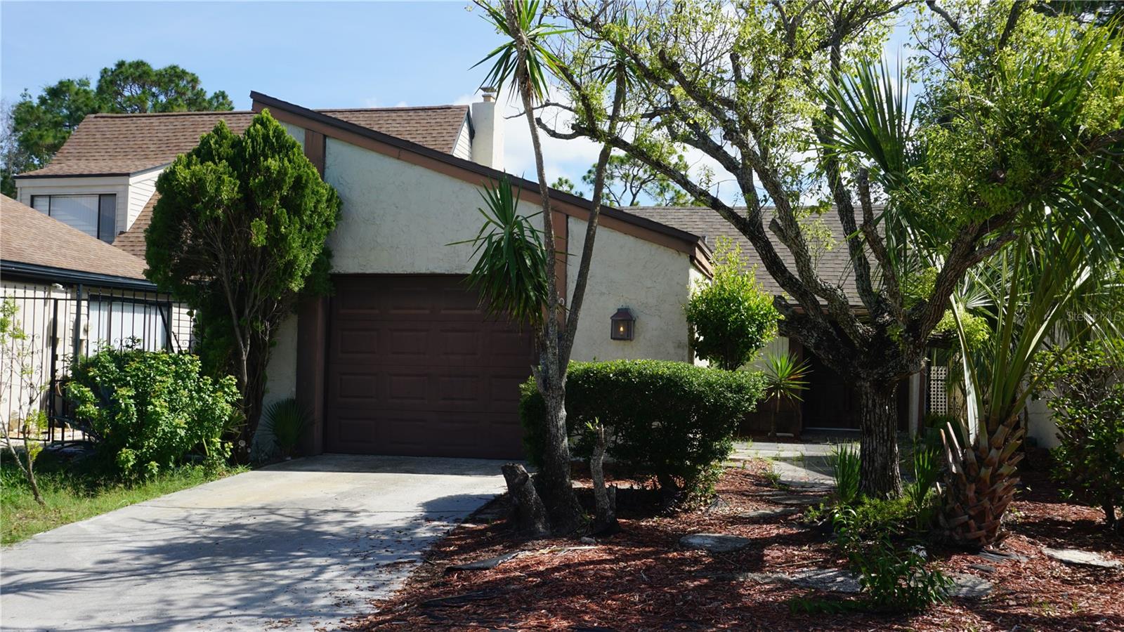 BEACON WOODS  PATIO HOME - PRIVATE BACKYARD W/ WATER VIEW - 2 BEDROOM, 1 1/2 BATH, 1 CAR GARAGE, CATHEDRAL CEILINGS, UPDATED BATH, FRESHLY PAINTED, NEW LANINATE FLOORING, CERAMIC TILE- KITCHEN & BATHS, ENJOY BEACON WOODS CLUBHOUSE, POOL & RECREATION. CLOSE TO MEDICAL, SHOPPING AND ALL CONVENIENCES.