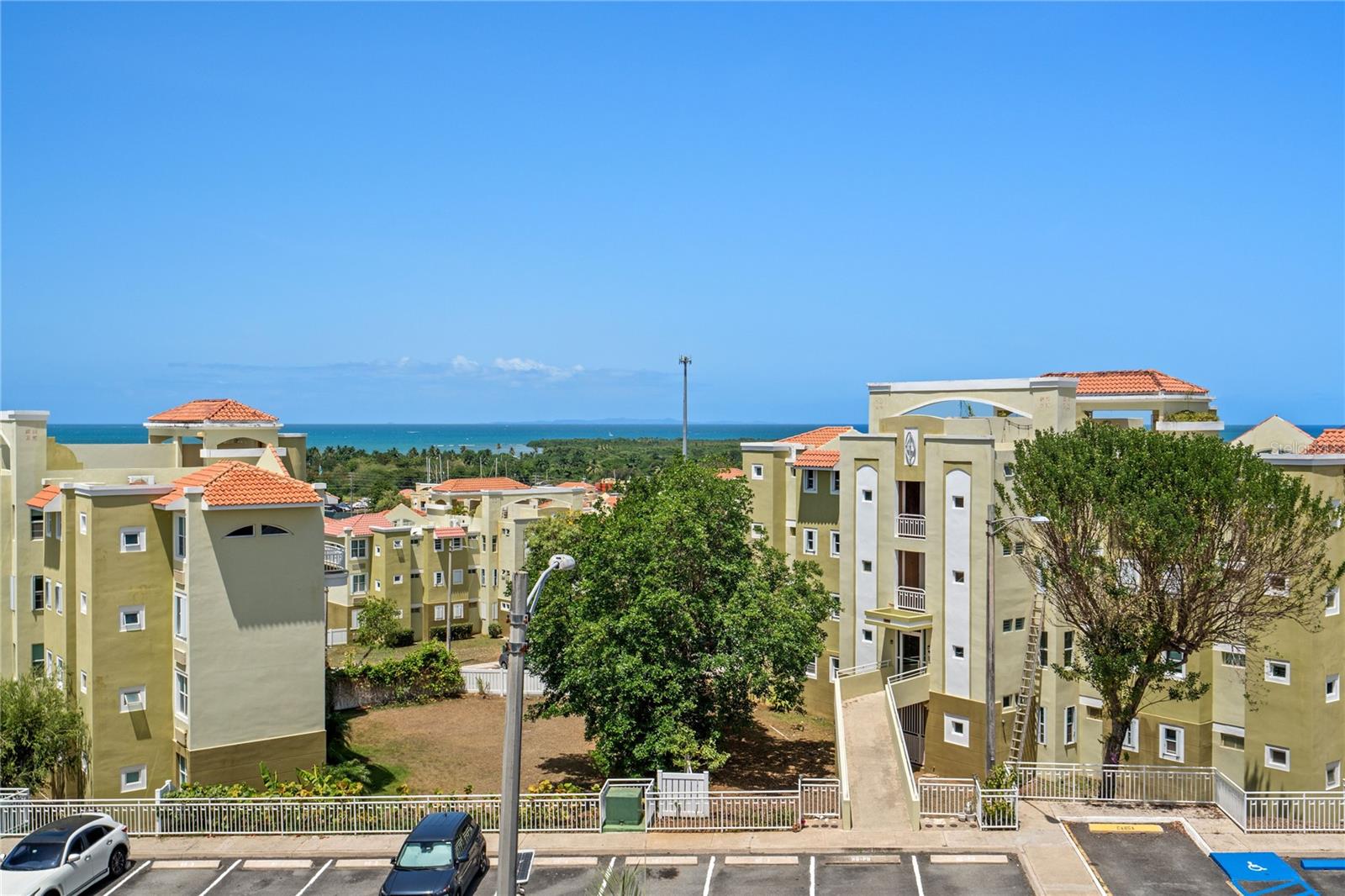 COND. CASTILLOS DEL MAR - Residential