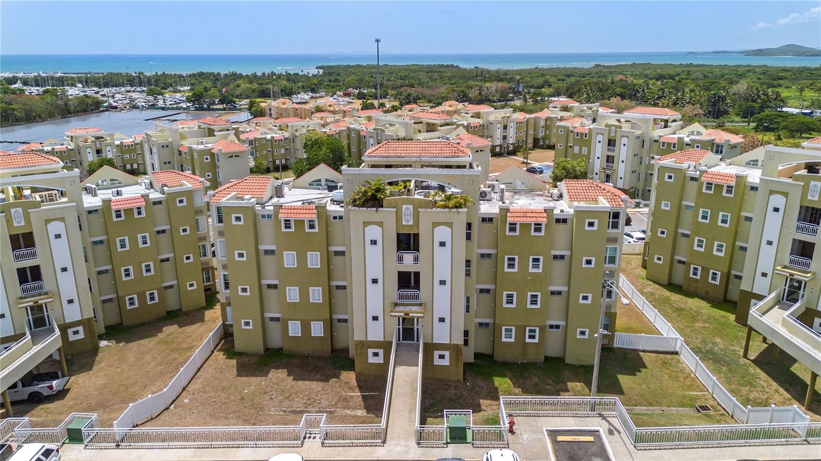 COND. CASTILLOS DEL MAR - Residential