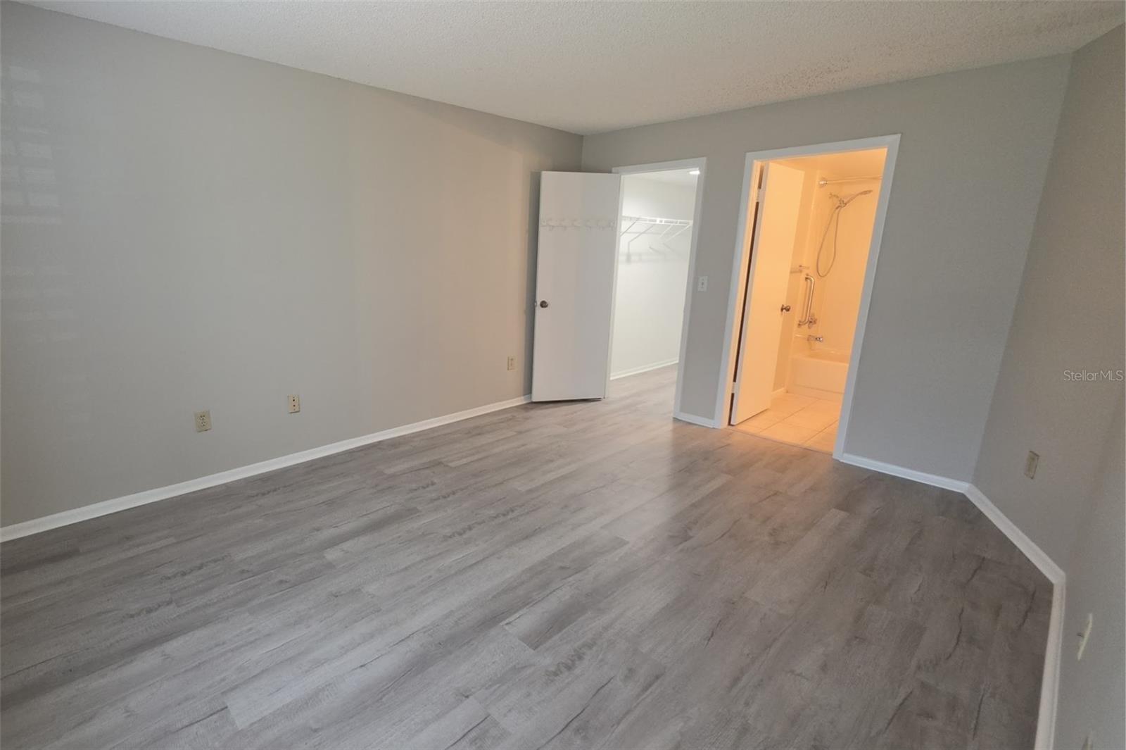 NORTH OAKS CONDO IV - Residential