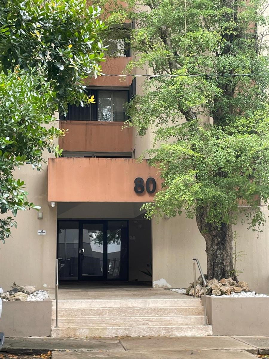Enjoy living in a great location!

Beautiful apartment consisting  of 3 bedrooms, 2 renovated full  bathrooms, balcony and one  parking space.  Modern kitchen with granite countertops and equipped with fridge, microwave, stove stainless steel appliances and Ac Unit, combo washer and dryer. 

Just one block from  Ashford Avenue,   and to the beach of Condado.   Walking distance to supermarkets, gas station, cafes, restaurants, hotels,  gym, spas, hair salon, clothing stores , and renamed bilingual St John's and Robinson Schools and much more.

For your peace of mind it has full back up power generator and water cistern.
Don't miss out the opportunity to experience the best of living!