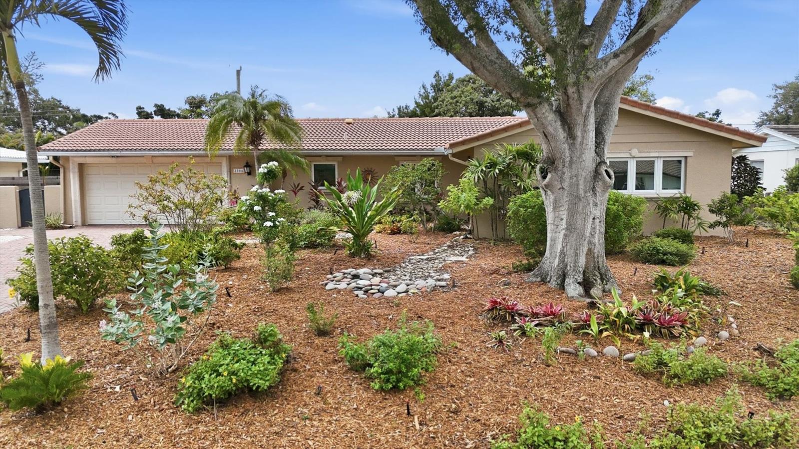 FRST LAKES COUNTRY CLUB ESTATES - Residential