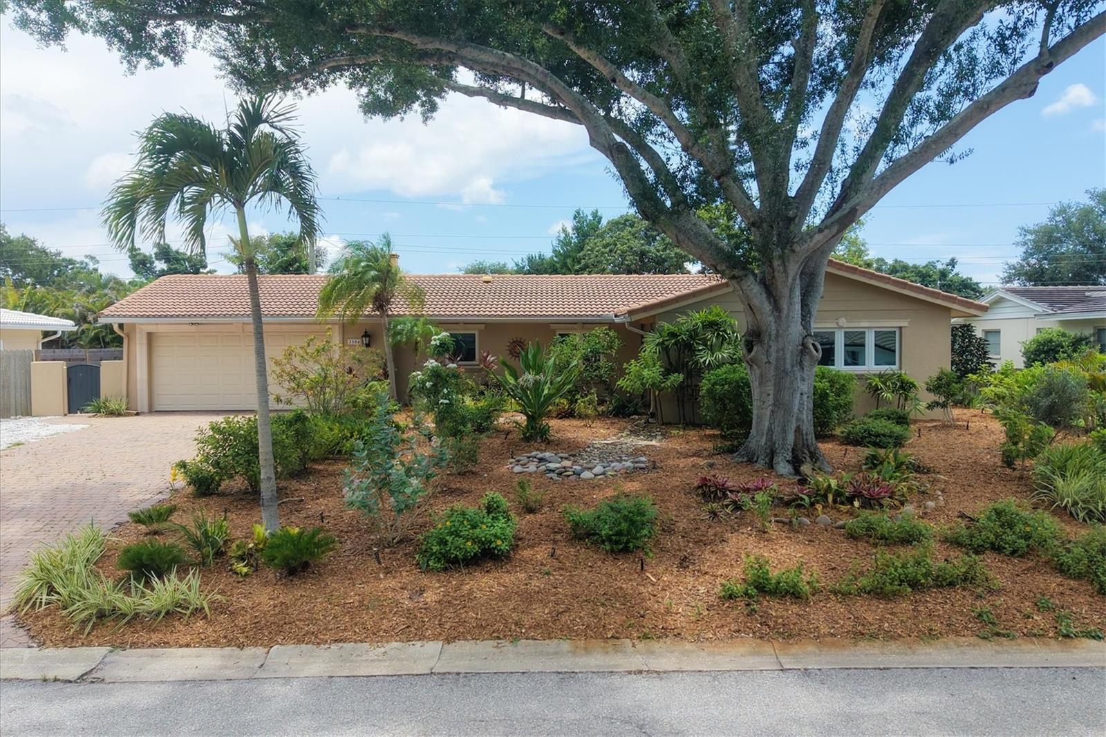 FRST LAKES COUNTRY CLUB ESTATES - Residential