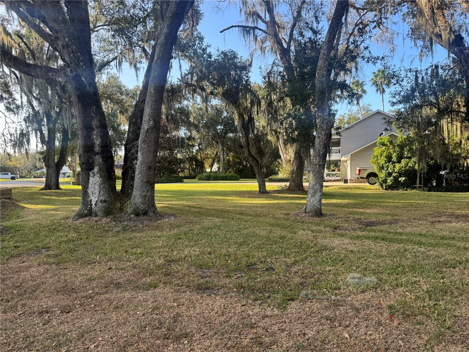 VOSS OAKS - Land
