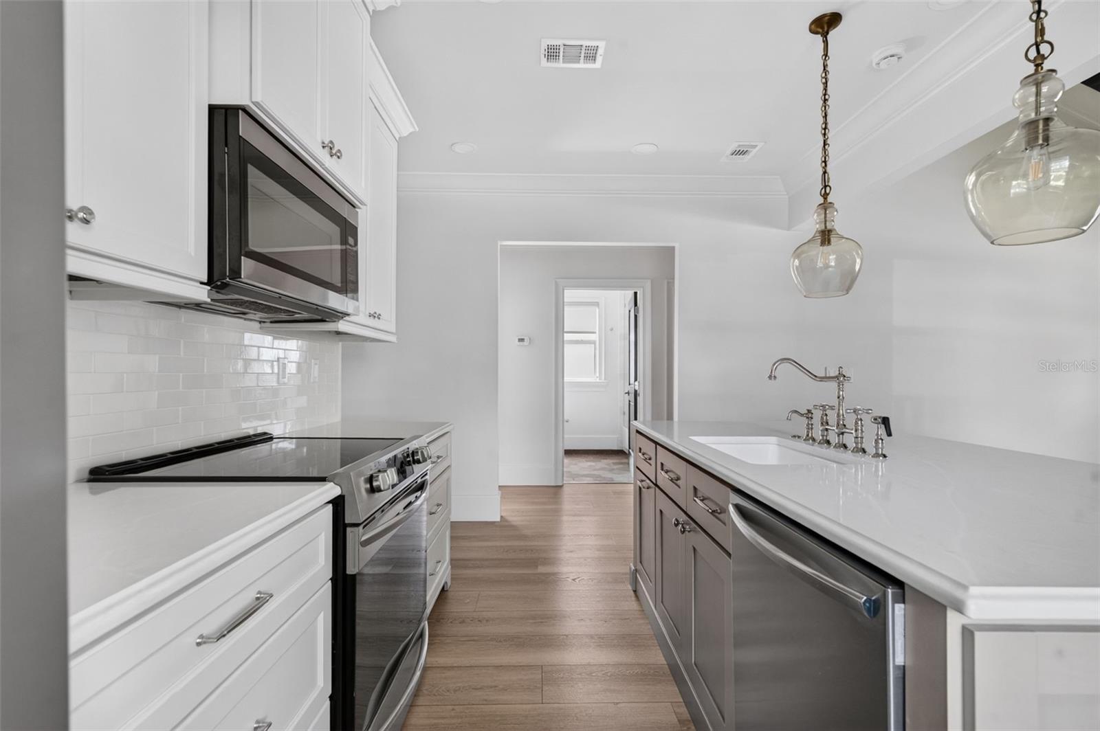 COLONIAL PARK SUB - Residential Lease
