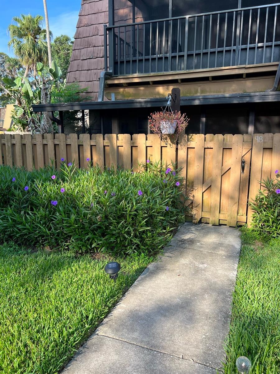 BEAUTIFUL REMODELED 2 BED / 2 BATH TOWNHOUSE WITH HIGHEND FINISHES. THE REMODEL INCLUDES THE KITCHEN AND BATHROOM WITH NEW VINYL FLOORING DOWNSTAIRS, KITCHEN CABINETS WITH CROWN MOLDING, PREMIUM QUARTS COUNTERTOPS, KITCHEN BACKSPLASE, PENDANT LIGHTING, & NEW APPLIANCES.  ENJOY A PRIVATE SCREENED IN PATIO DOWNSTAIRS AND ONE UPSTAIRS THAT CAN BE ACCESSED FROM EITHER BEDROOM.  THE PRIMARY BEDROOM HAS A DOUBLE CLOSET AND BOTH BEDROOMS INCLUDE CEILING FANS.  THIS TOWNHOUSE IS CLOSE TO THE COMMUNITY POOL AND IN THE HEART OF PORT ORANGE.  LOW HOA FEE, ONLY $80 PER MONTH.  *A MUST SEE* ;Water: City
