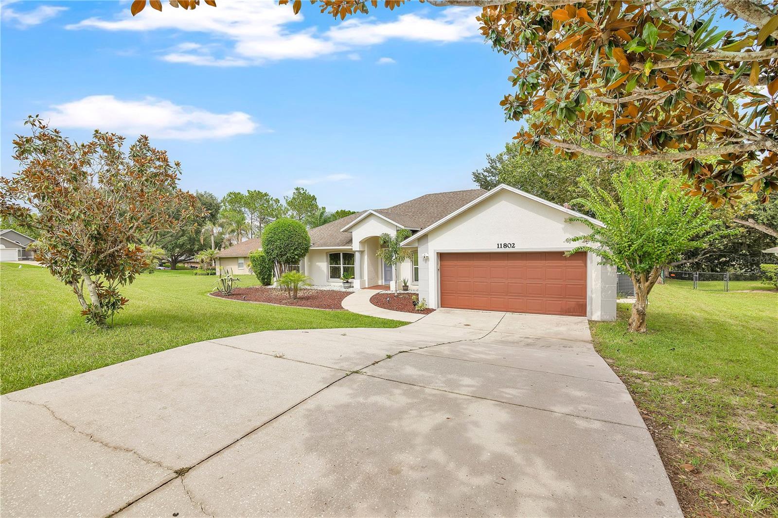 HILLS LAKE LOUISA PH 02 - Residential