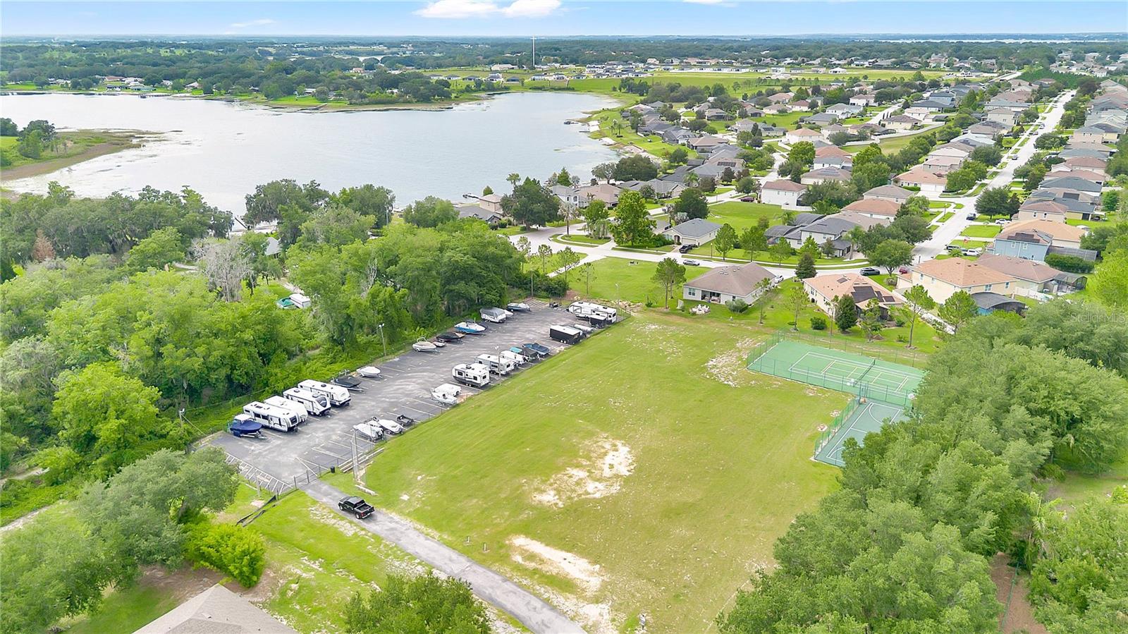HILLS LAKE LOUISA PH 02 - Residential