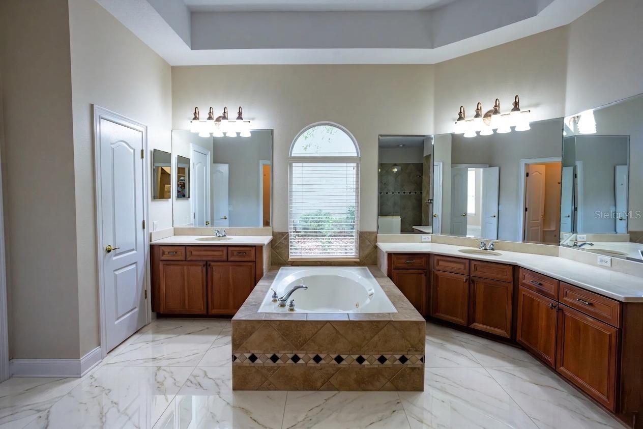 HEATHROW COUNTRY ESTATE - Residential