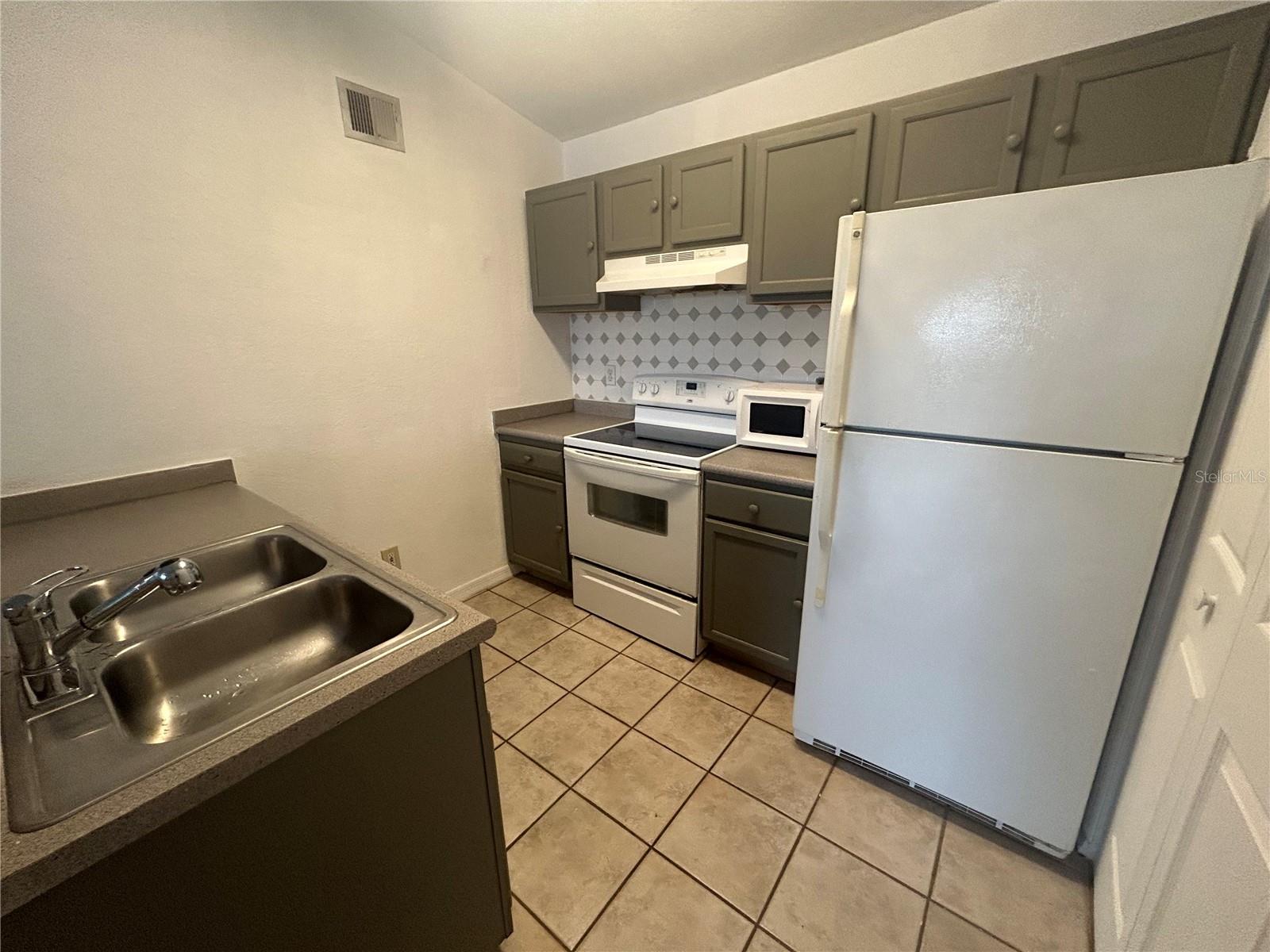 SANDLAKE PRIVATE RESIDENCES - Residential Lease