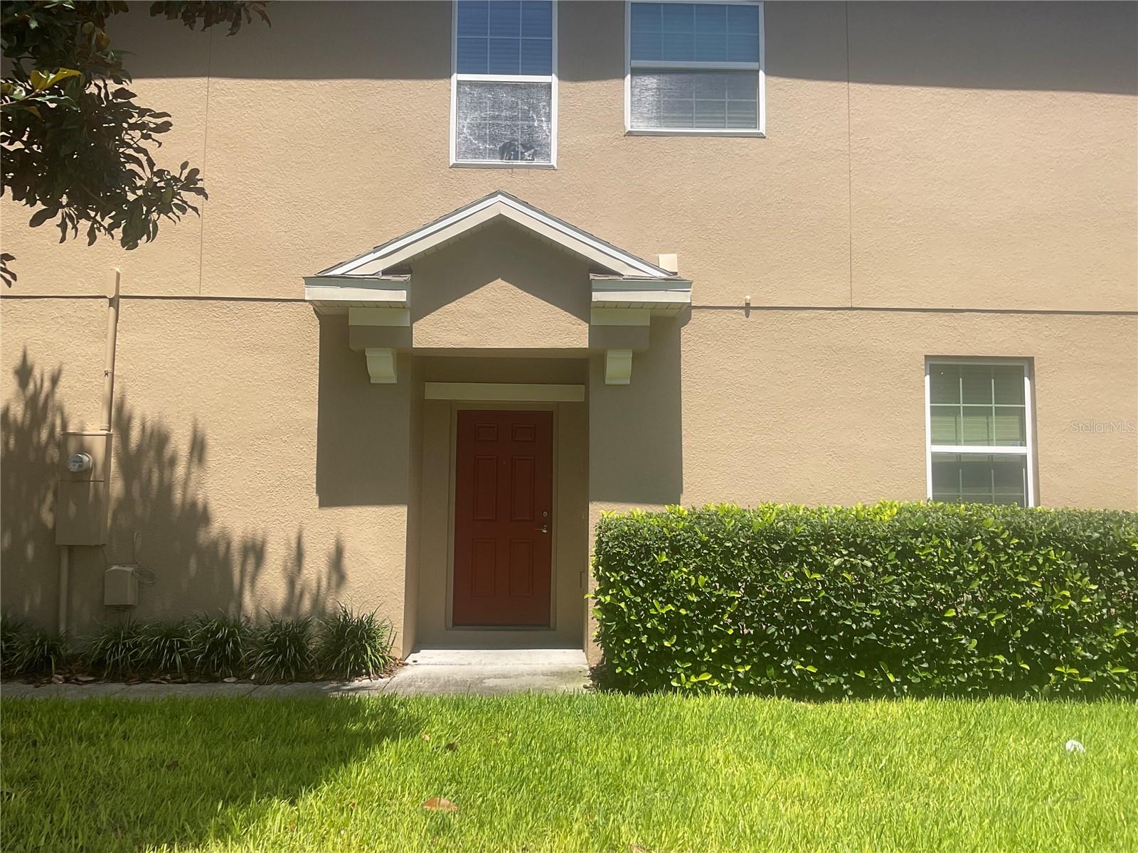 Townhouse in Ocoee sort after Meadow Lakes Community, A vacant home with 3 spacious Bedrooms, 2.5 Baths, two car garage corner unit. Conveniently located near super markets major highways hospitals and attractions