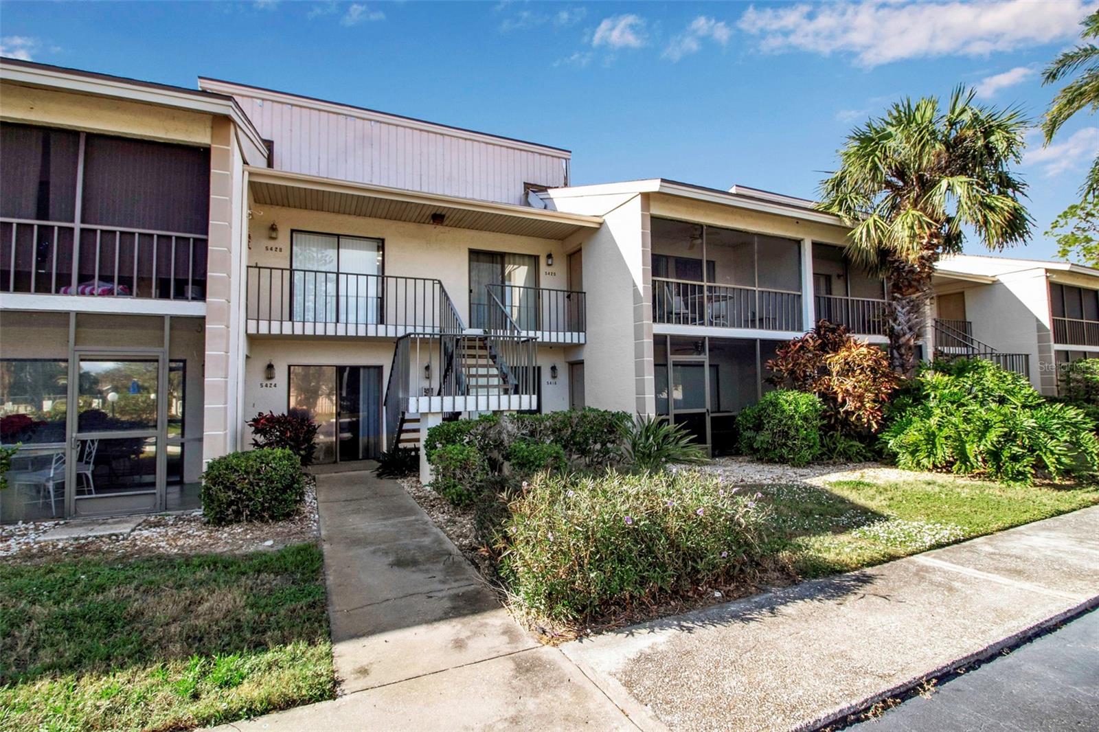 TURN-KEY FURNISHED 2 Bedroom, 2-Bathroom condo only 3 miles from our renowned Siesta Key Beach. The open floor plan creates a spacious and welcoming atmosphere, allowing a seamless flow between the kitchen, dining area and living room. The Kitchen has been recently updated with Quartz countertops and shaker cabinets. The two bedrooms allow for ample space. The Primary bedroom includes an en-suite bathroom with an upgraded walk-in shower. The screened in lanai allows for outdoor pace to enjoy the Florida weather. Whether you're looking for a full-time residence or vacation home, this property provides the ideal location and comfortable living space. Detwilers market grocery store, Ace Hardware, CVS are only a few minutes away from the condo.