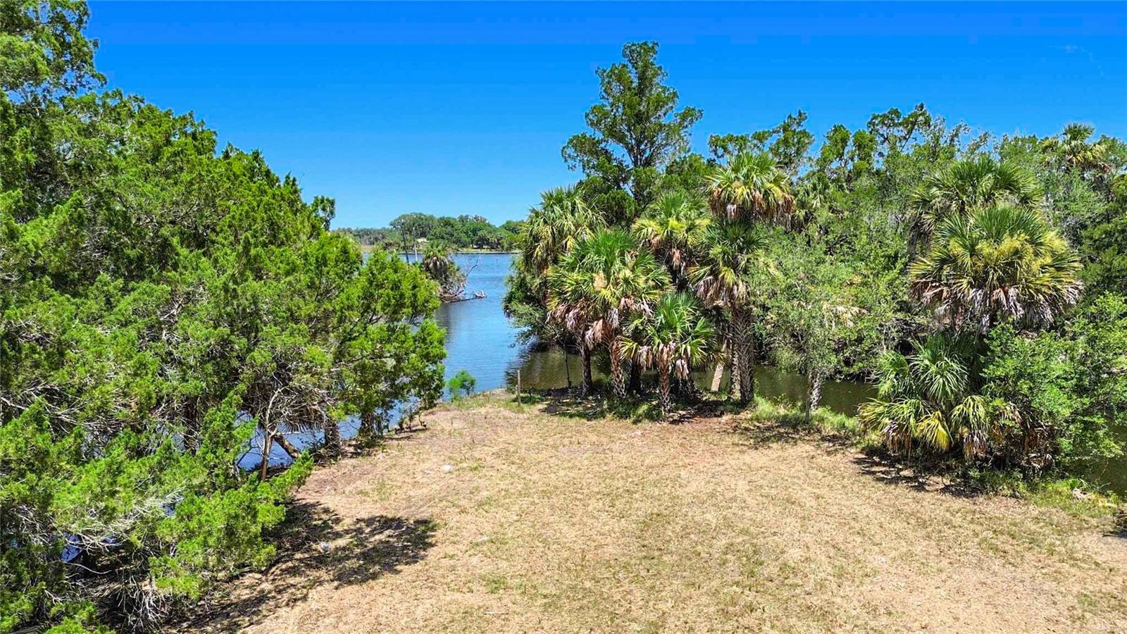 PELICAN POINT - Land