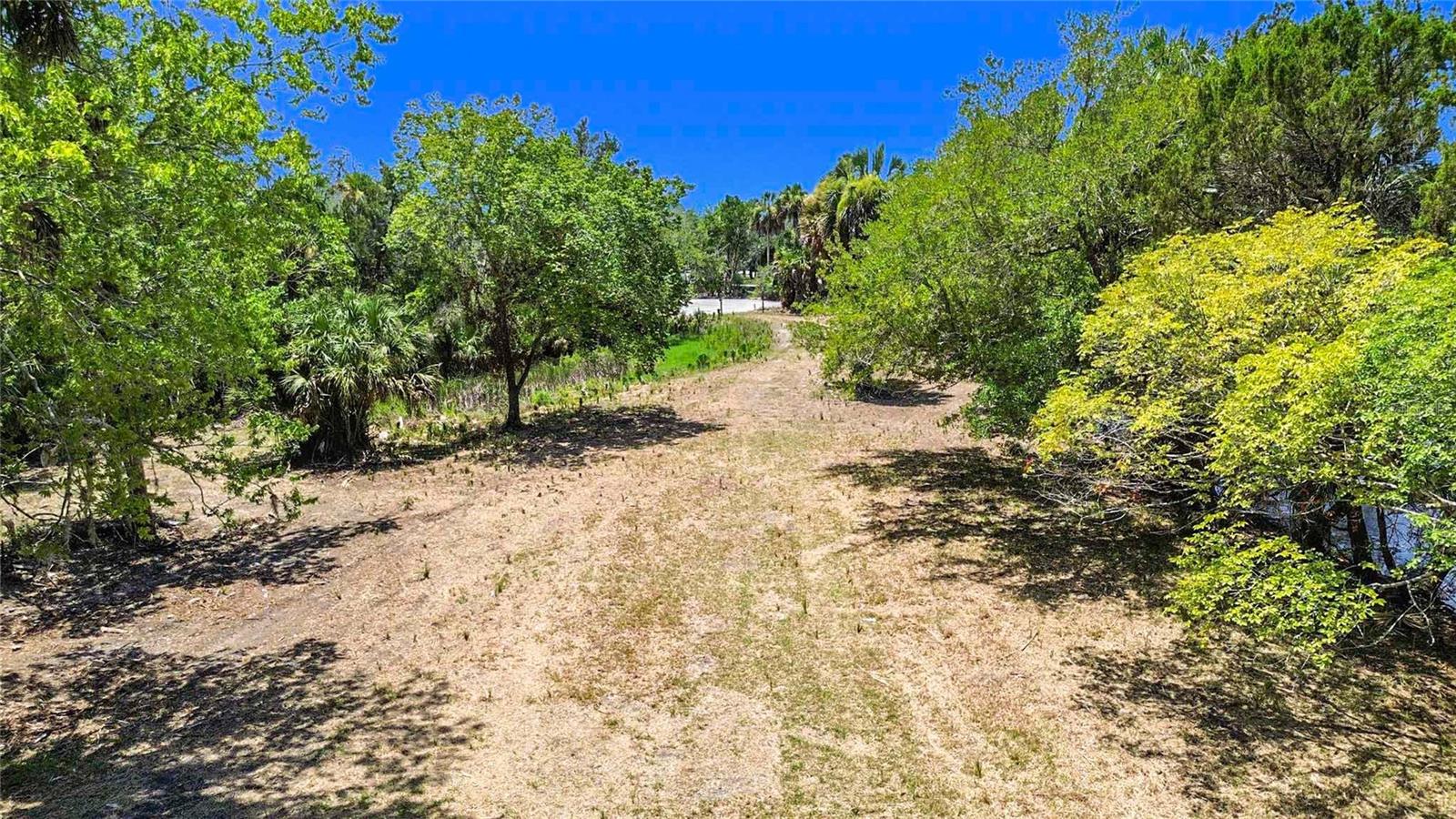 PELICAN POINT - Land