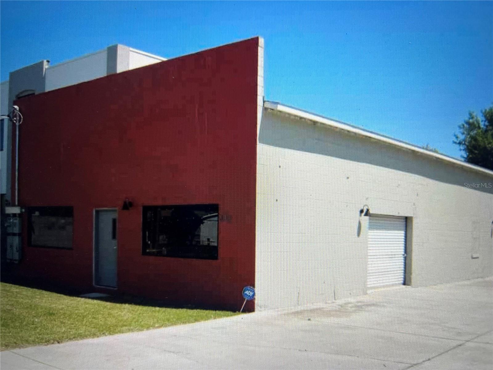 Great location and spacious building. High ceiling. 4 car garage outside of building that need some TLC